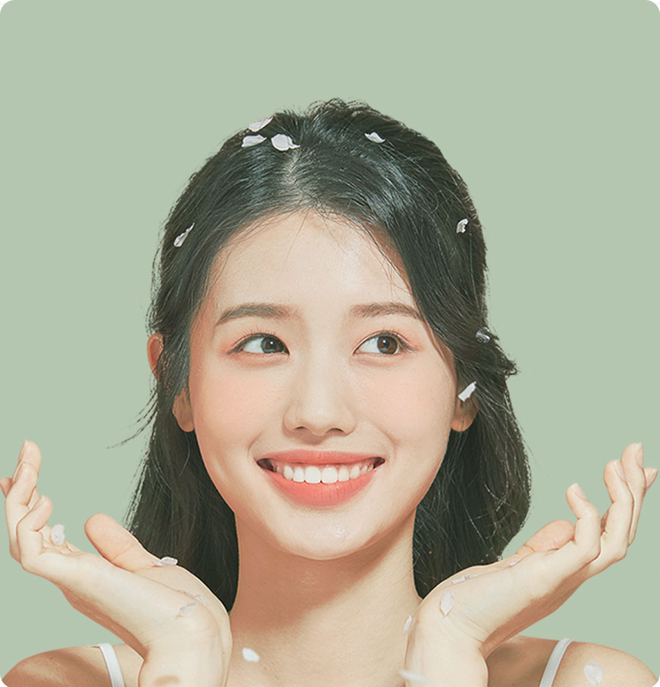 Model memegang wajah dengan kedua tangan — masalah elastisitas dan kekenduran kulit