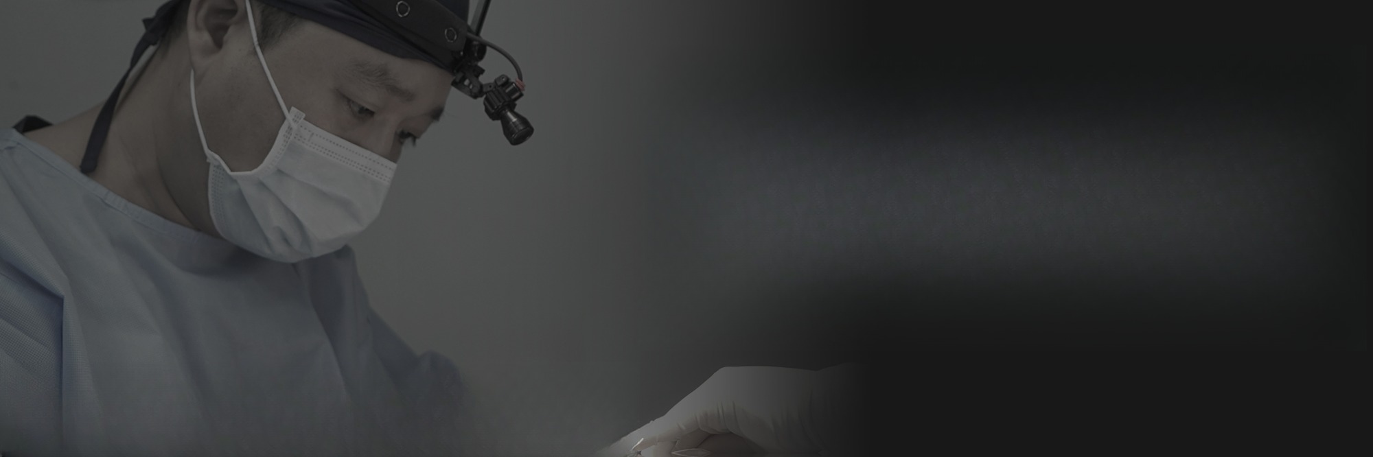 Dokter spesialis Hyundai Aesthetics yang berfokus pada tindakan bedah