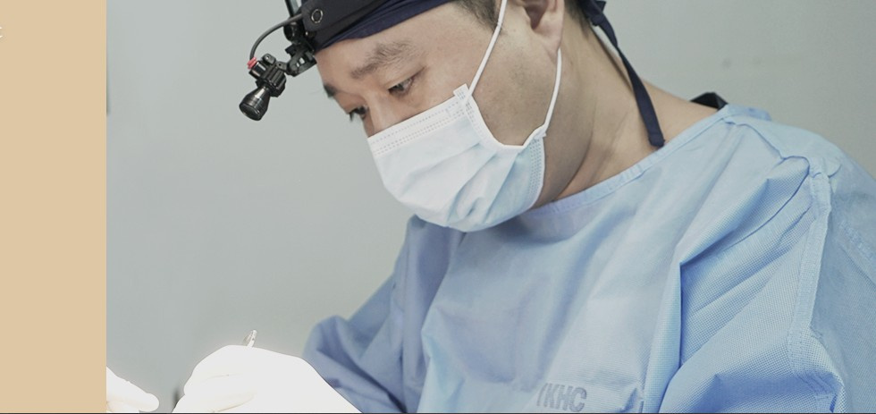 Sistem perawatan oleh tim medis spesialis setiap bidang — dokter spesialis saat operasi